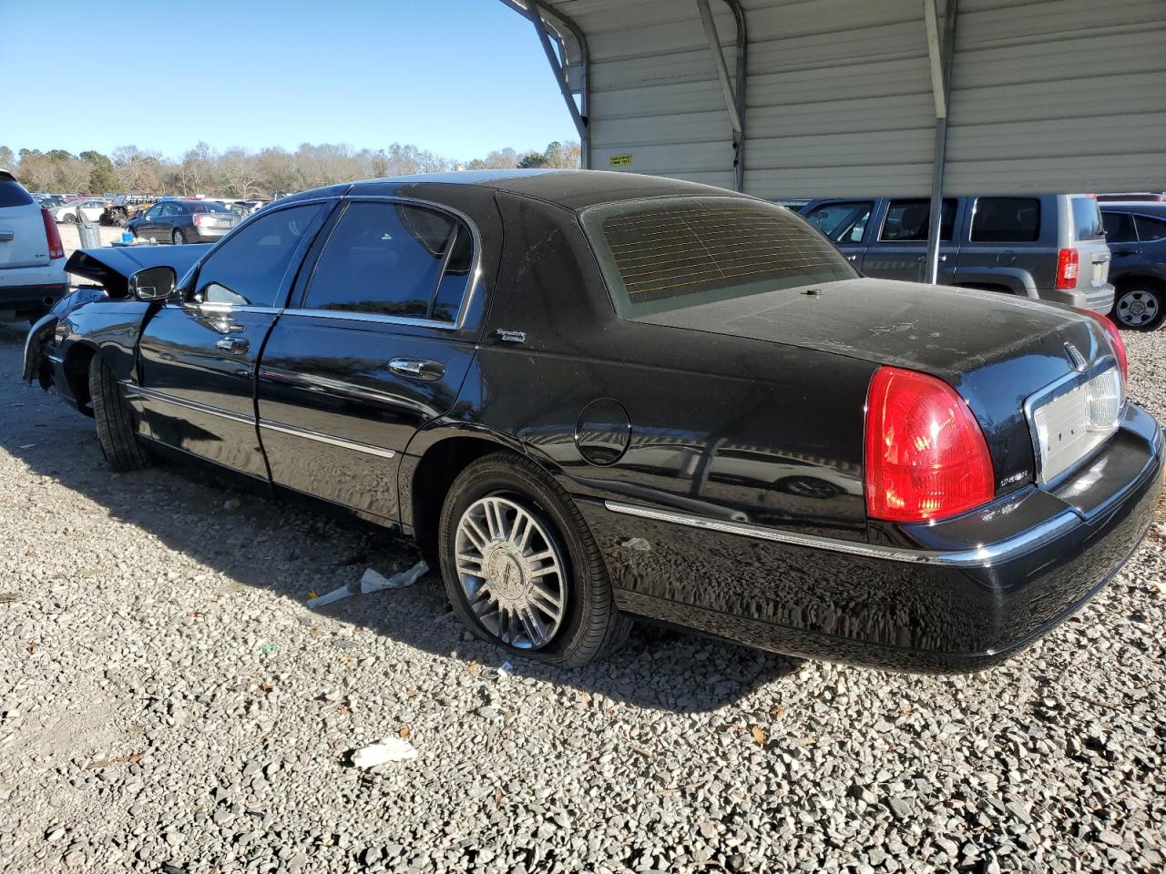 2006 Lincoln Town Car - Image 2