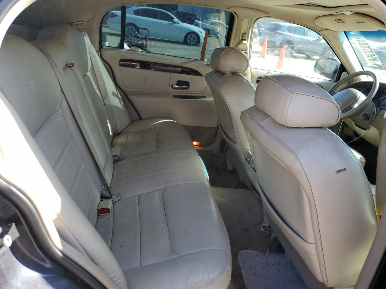 2000 Lincoln Town Car Signature VIN: 1LNHM82W2YY870526 Lot: 85537694