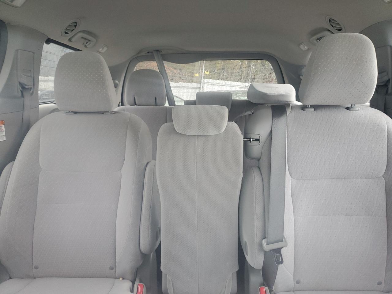 2015 Toyota Sienna - Image 10