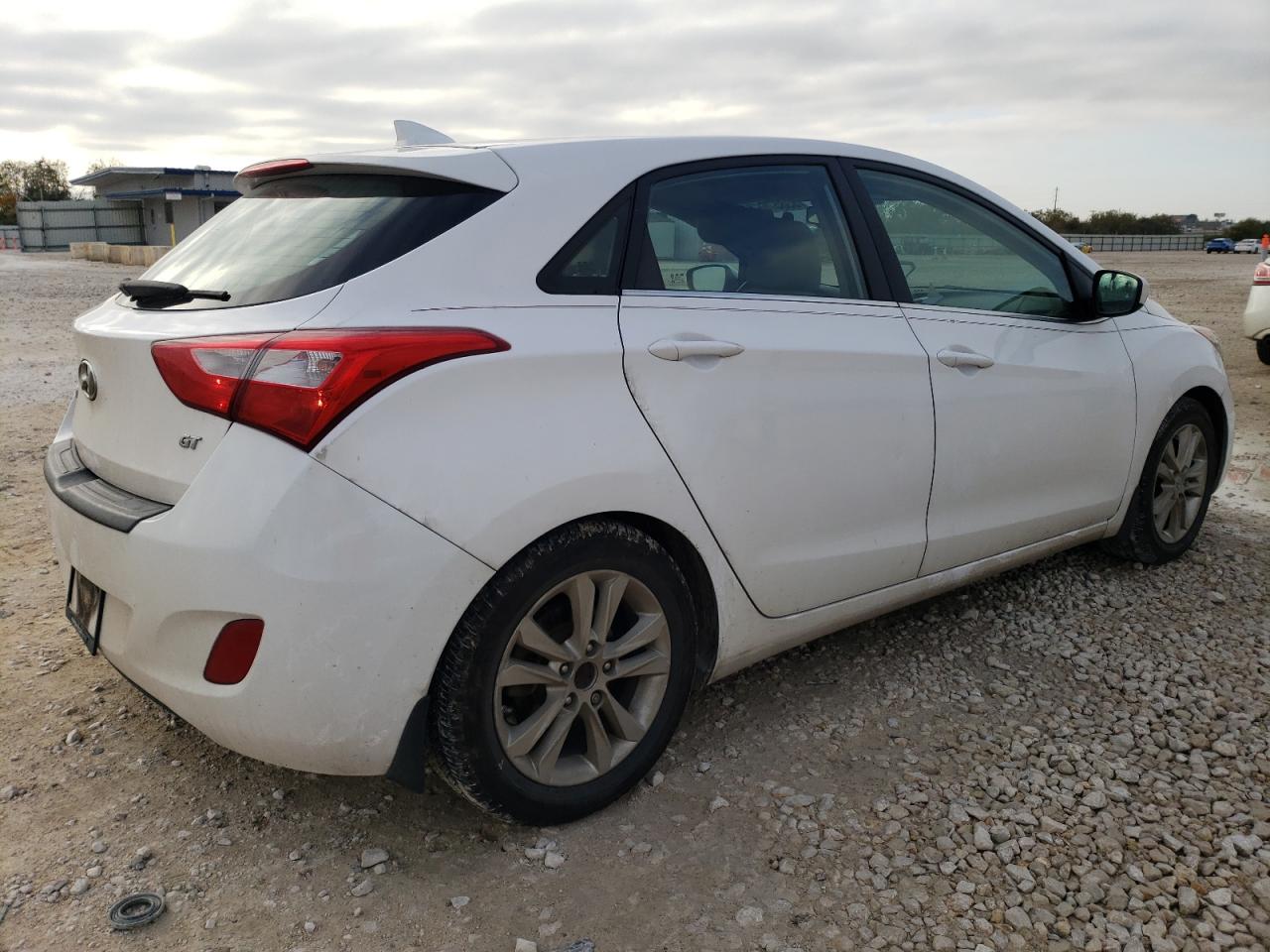 2013 Hyundai Elantra - Image 3