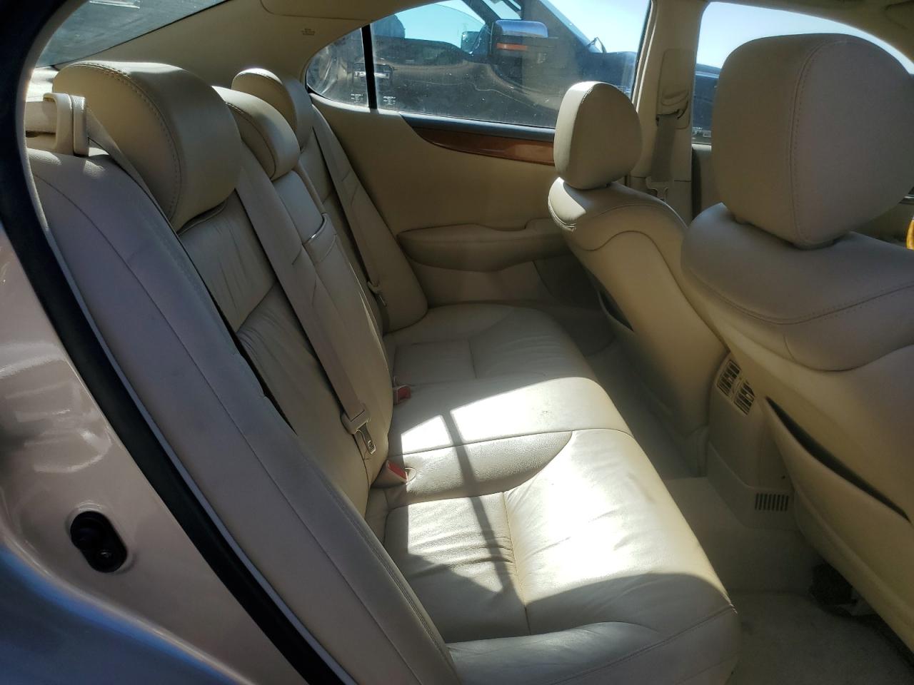 2005 Lexus ES - Image 10