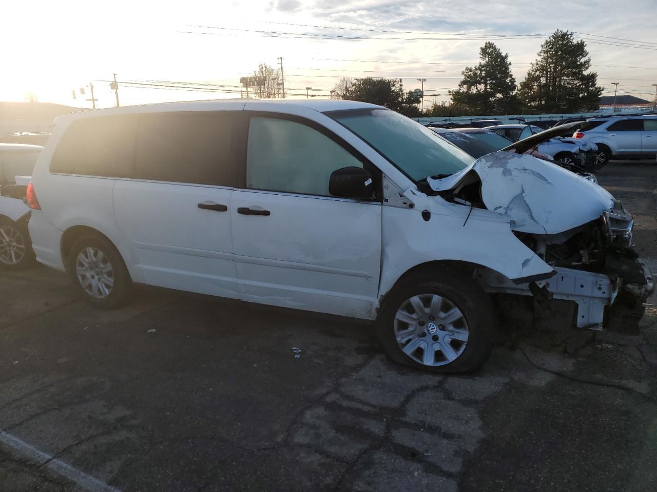 2012 Volkswagen Routan - Image 4