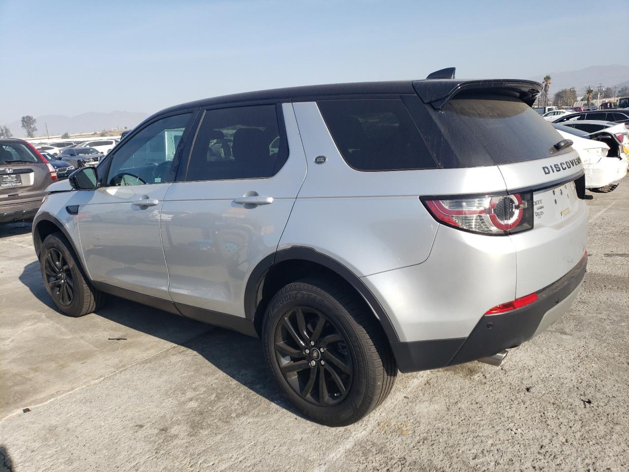 2018 Land Rover Discovery - Image 2