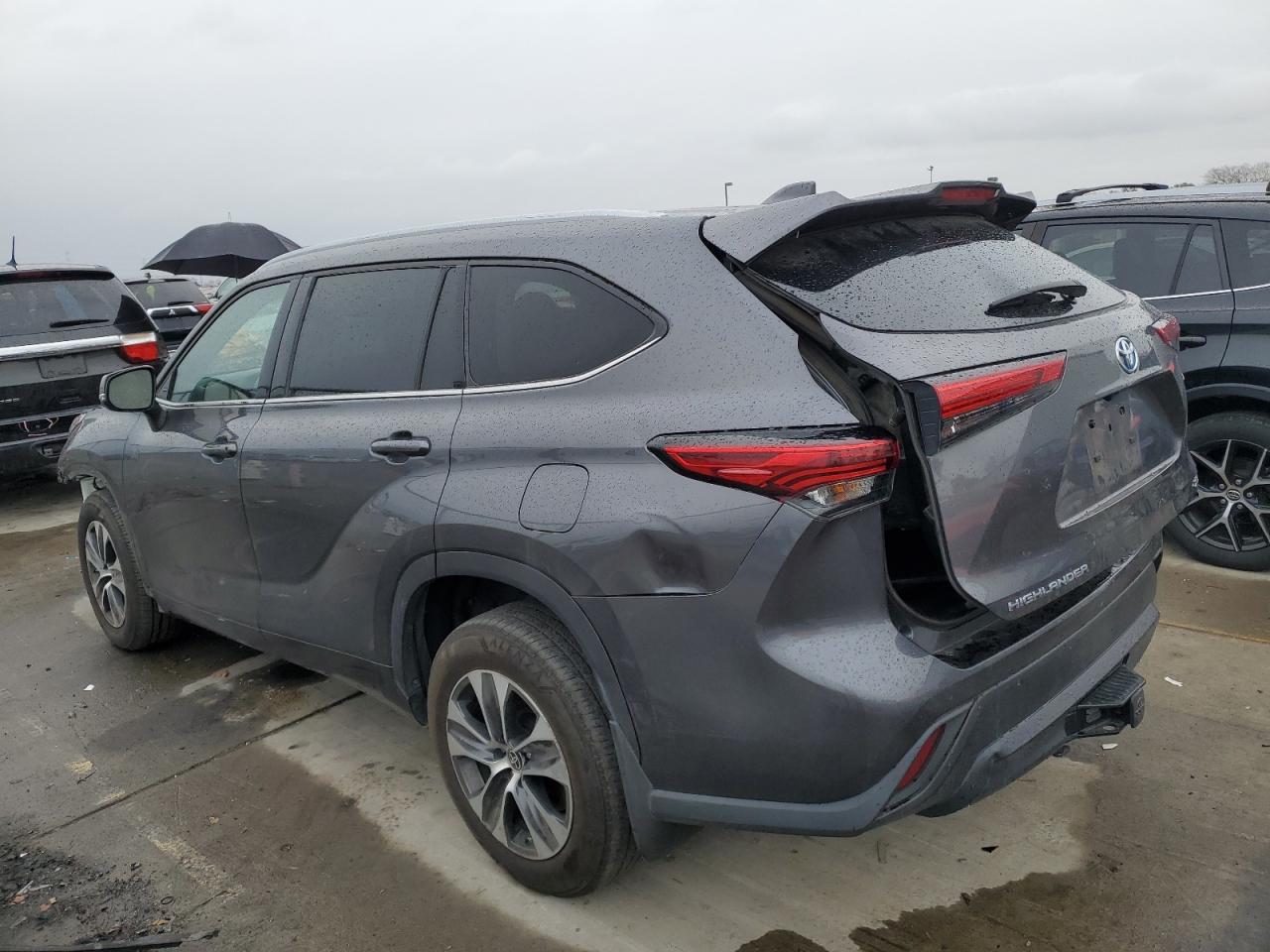 2022 Toyota Highlander - Image 2