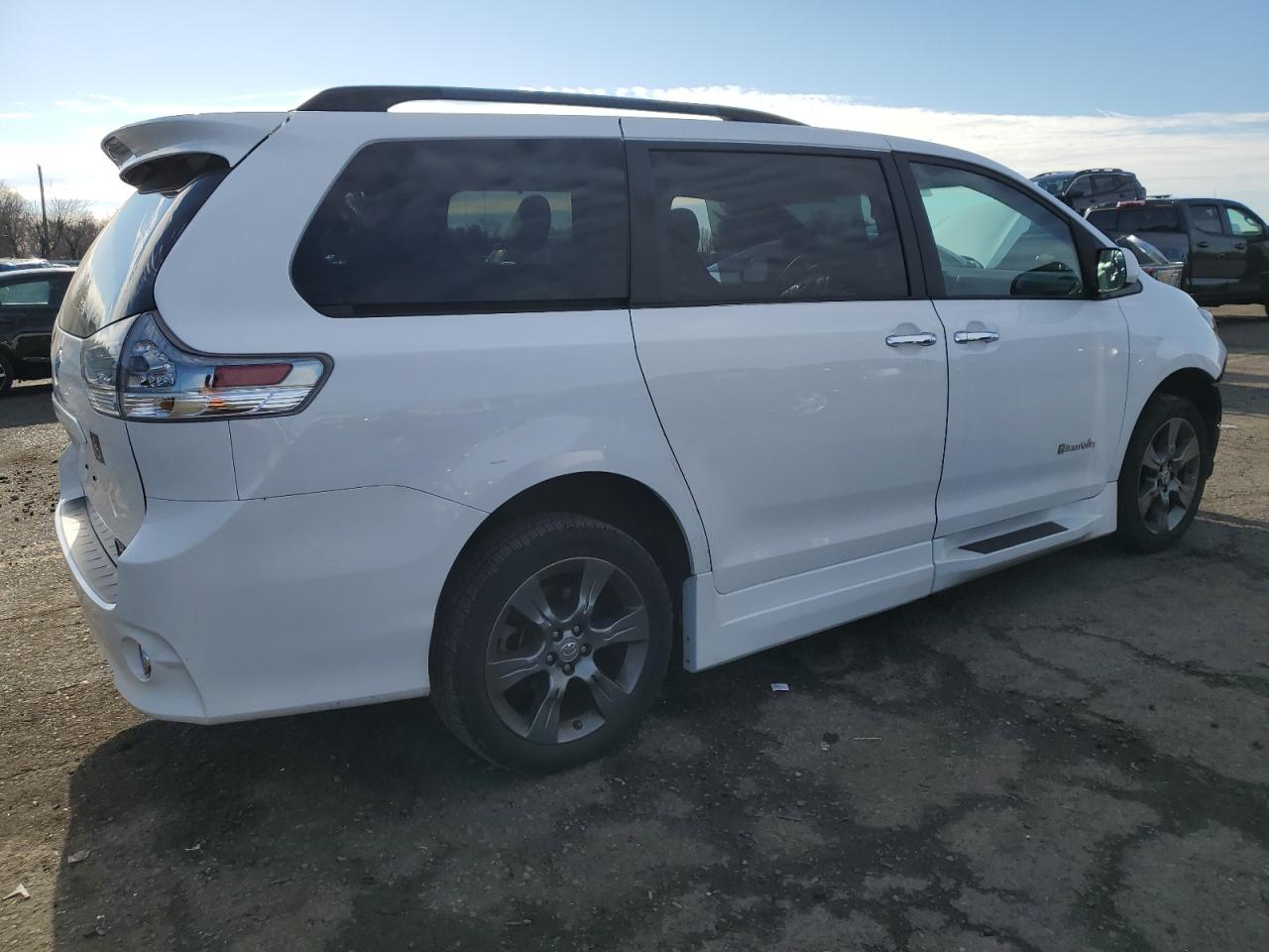 VIN 5TDXK3DC8GS761963 2016 TOYOTA SIENNA no.3