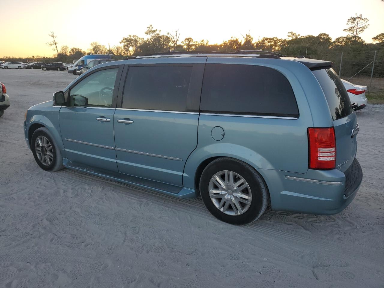 2009 Chrysler Town & Country - Image 2
