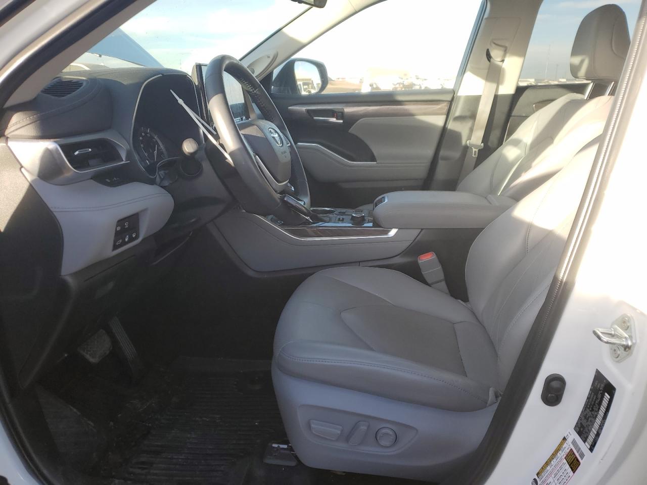 2022 Toyota Highlander - Image 7