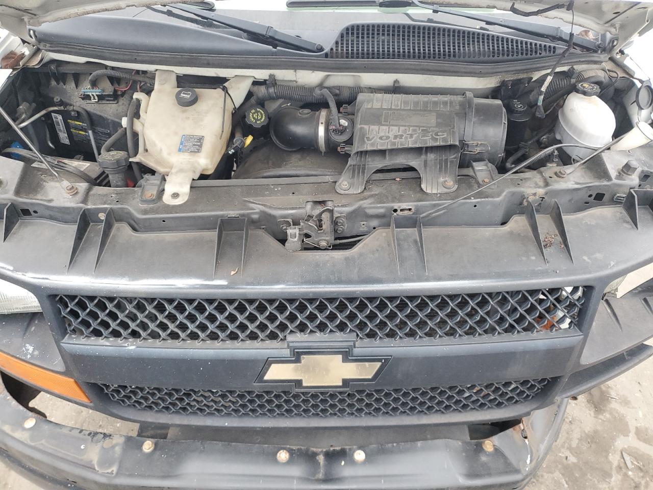 2010 Chevrolet Express - Image 13
