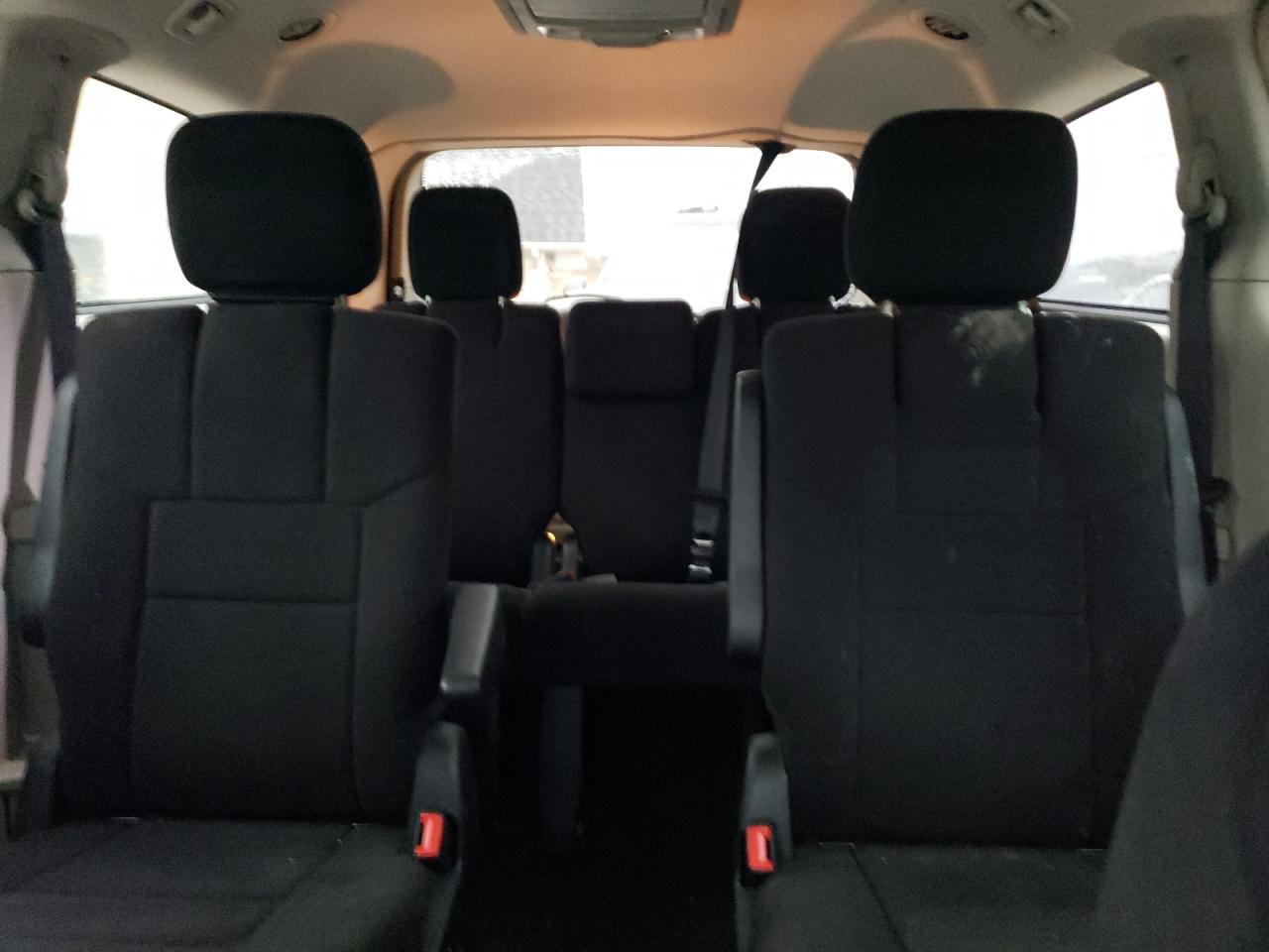 2011 Chrysler Town & Country - Image 10