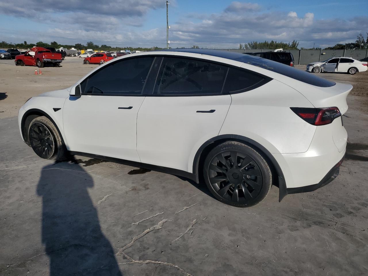 VIN 7SAYGAEE2NF548618 2022 TESLA MODEL Y no.2