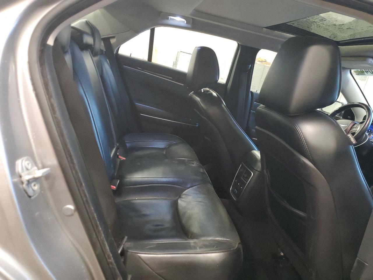 2016 Chrysler 300 - Image 10