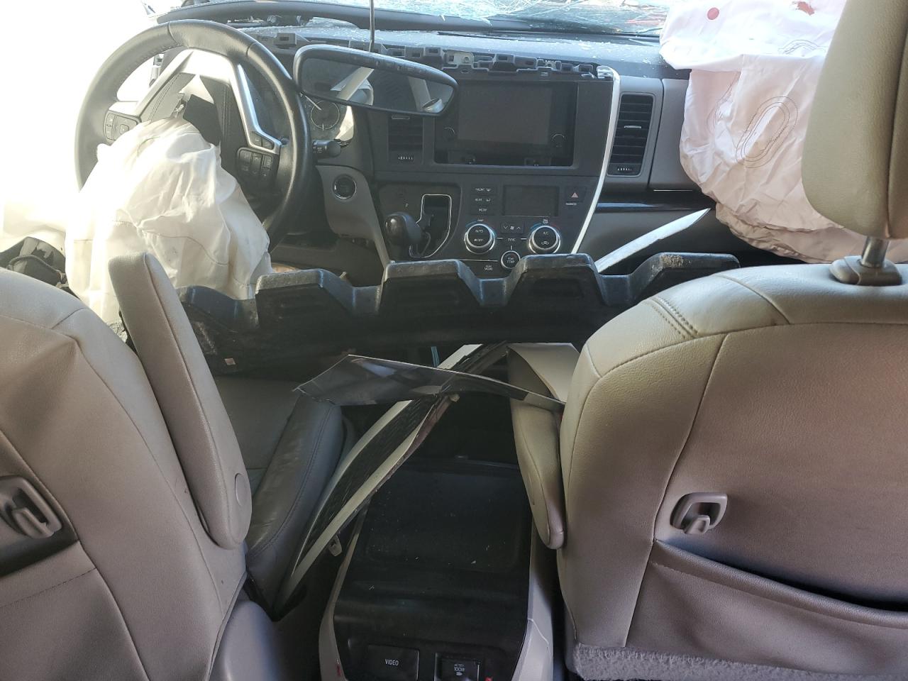 2015 Toyota Sienna - Image 8
