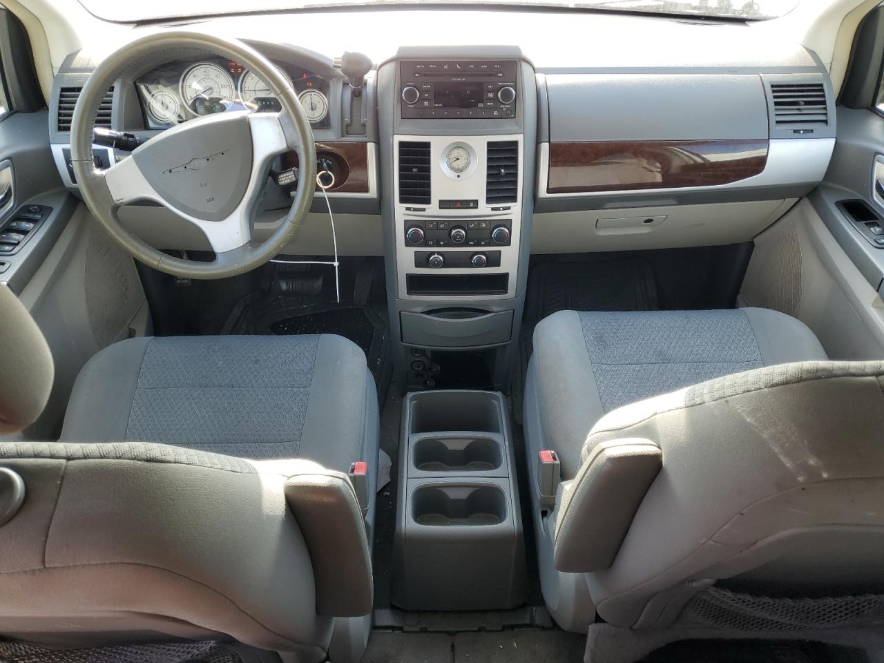 2010 Chrysler Town & Country - Image 8