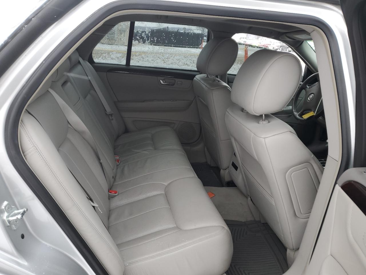 2011 Cadillac DTS - Image 10