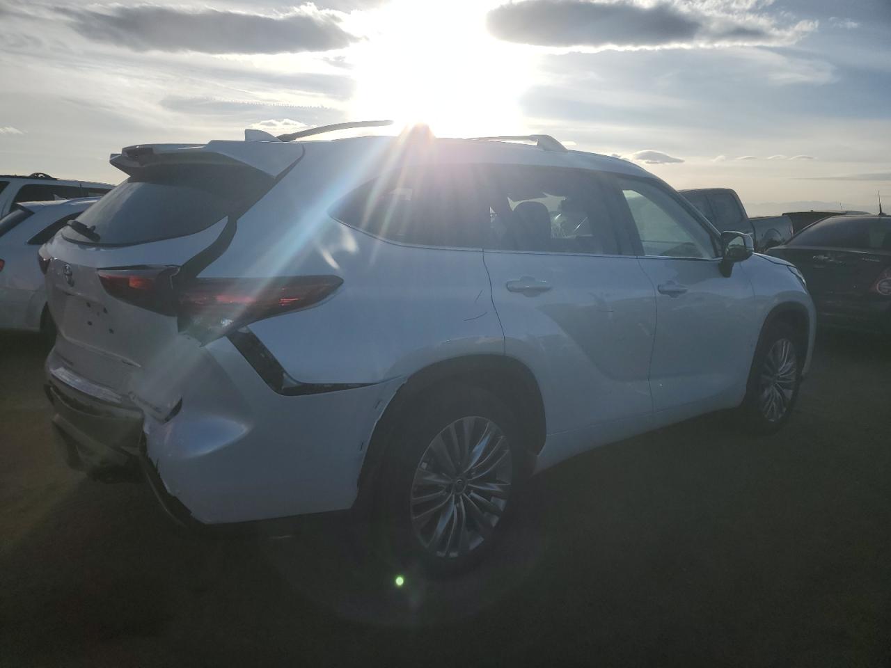 2022 Toyota Highlander - Image 3