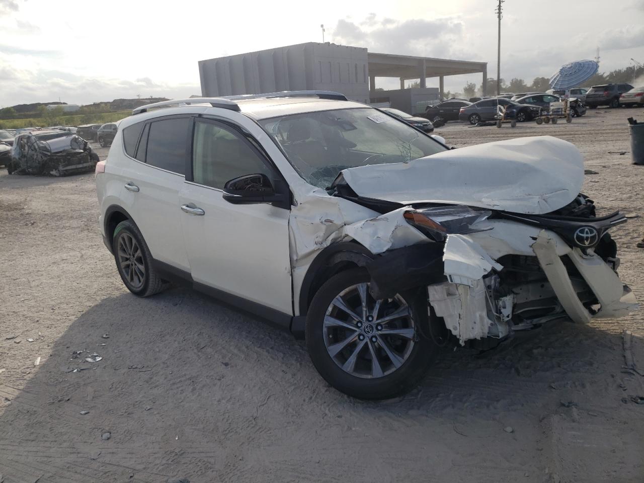 VIN JTMYFREV8JJ208438 2018 TOYOTA RAV4 no.4