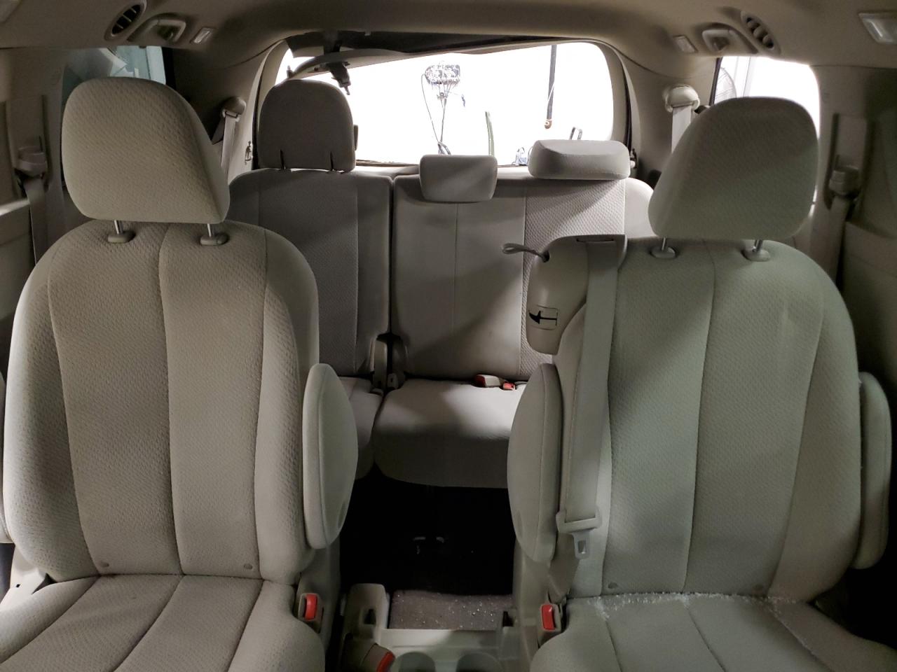 2011 Toyota Sienna - Image 10