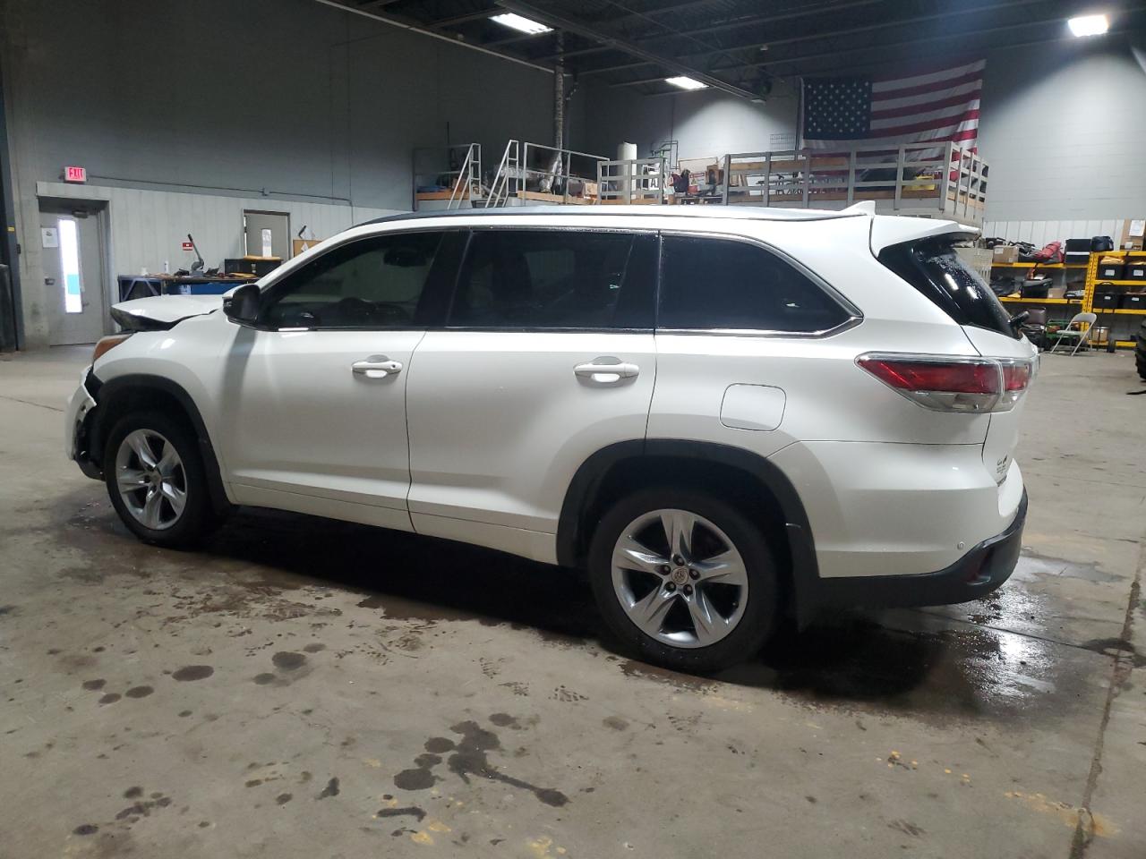2015 Toyota Highlander - Image 2