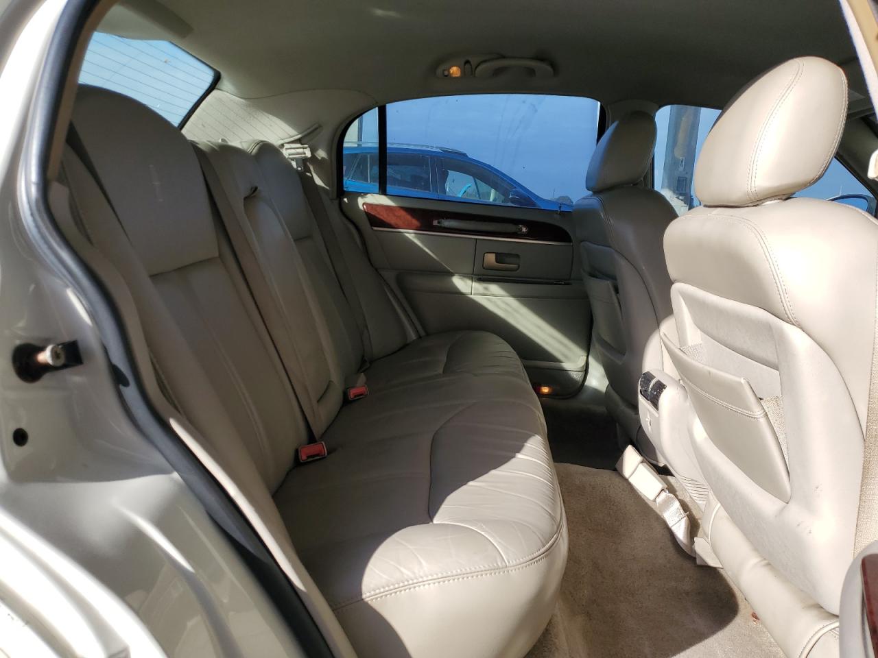2005 Lincoln Town Car - Image 10