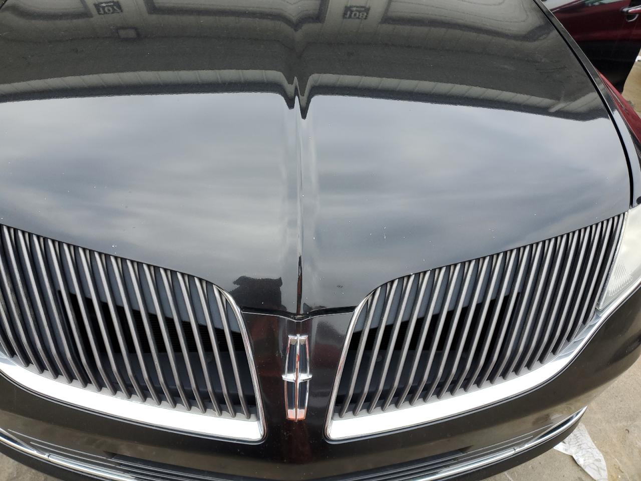 2013 Lincoln MKT - Image 12