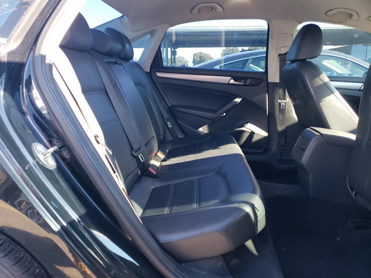 2015 Volkswagen Passat - Image 10