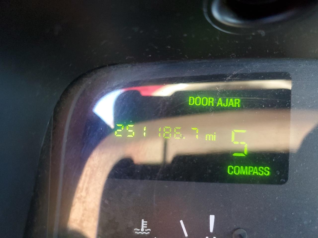 2000 Lincoln Town Car Signature VIN: 1LNHM82W2YY870526 Lot: 85537694