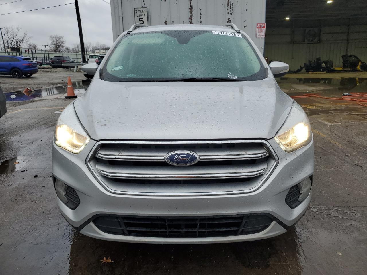 VIN 1FMCU0JD9HUC94582 2017 FORD ESCAPE no.5