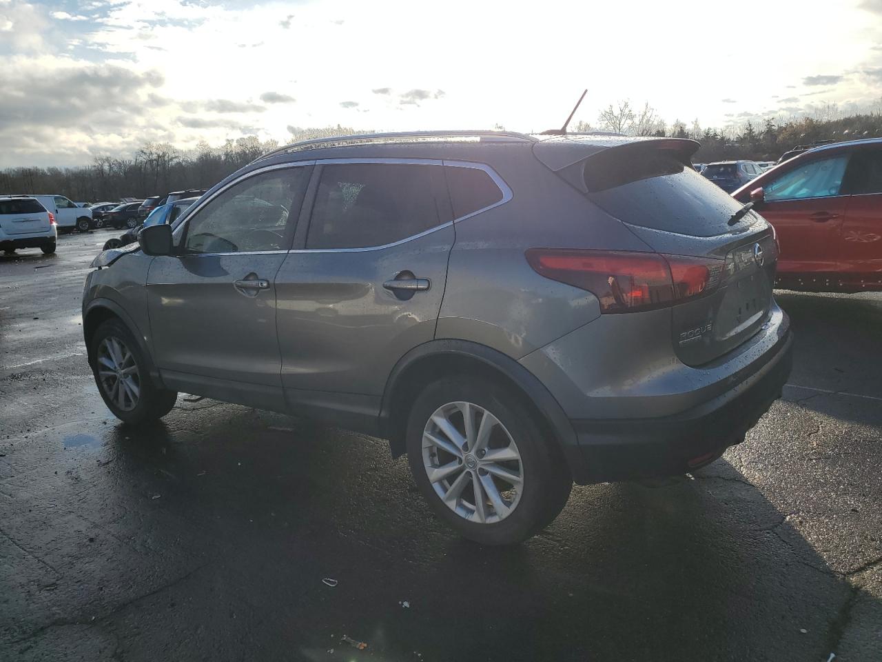 JN1BJ1CRXHW124259 2017 NISSAN ROGUE - Image 2