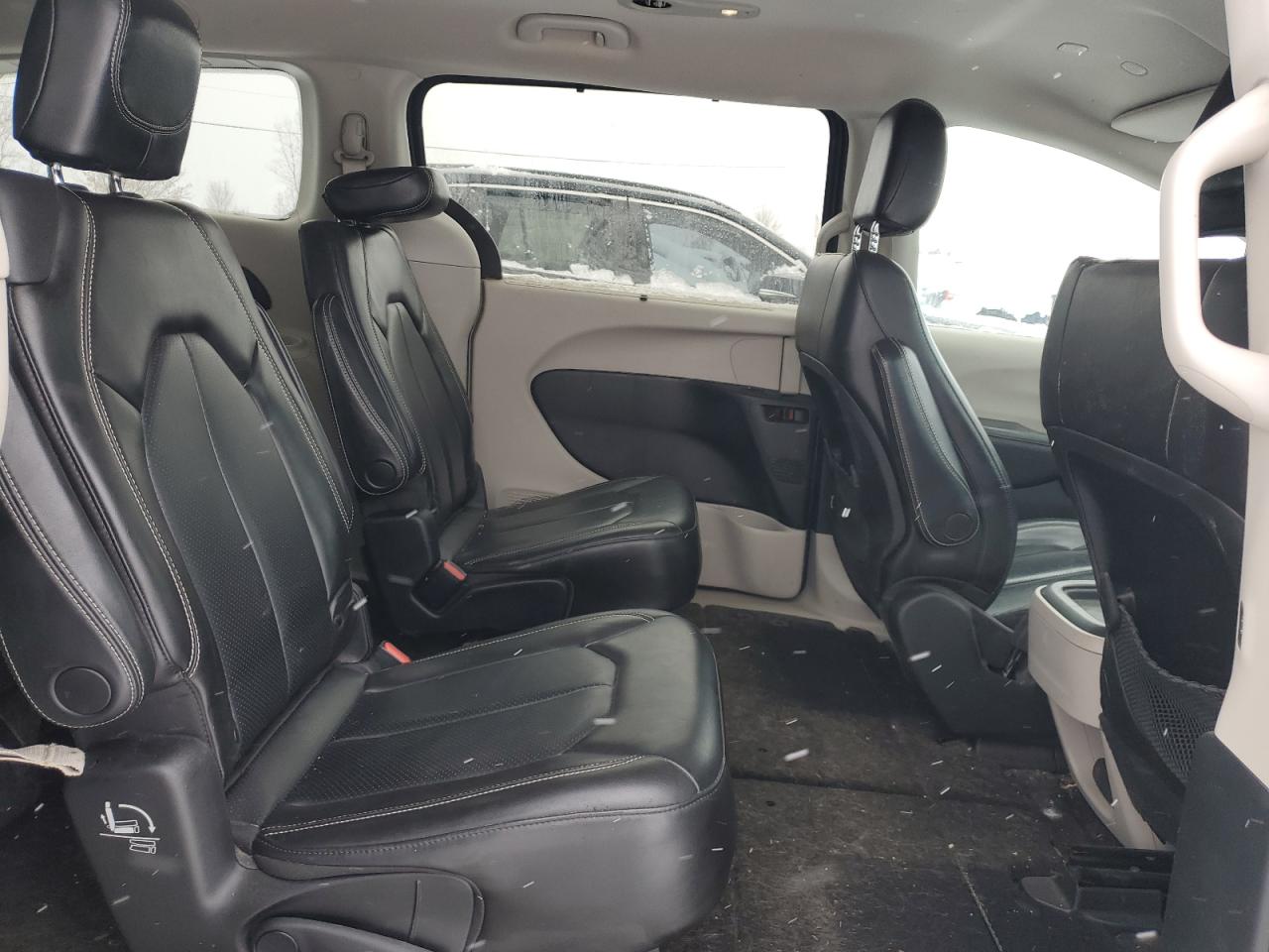 2020 Chrysler Voyager - Image 11