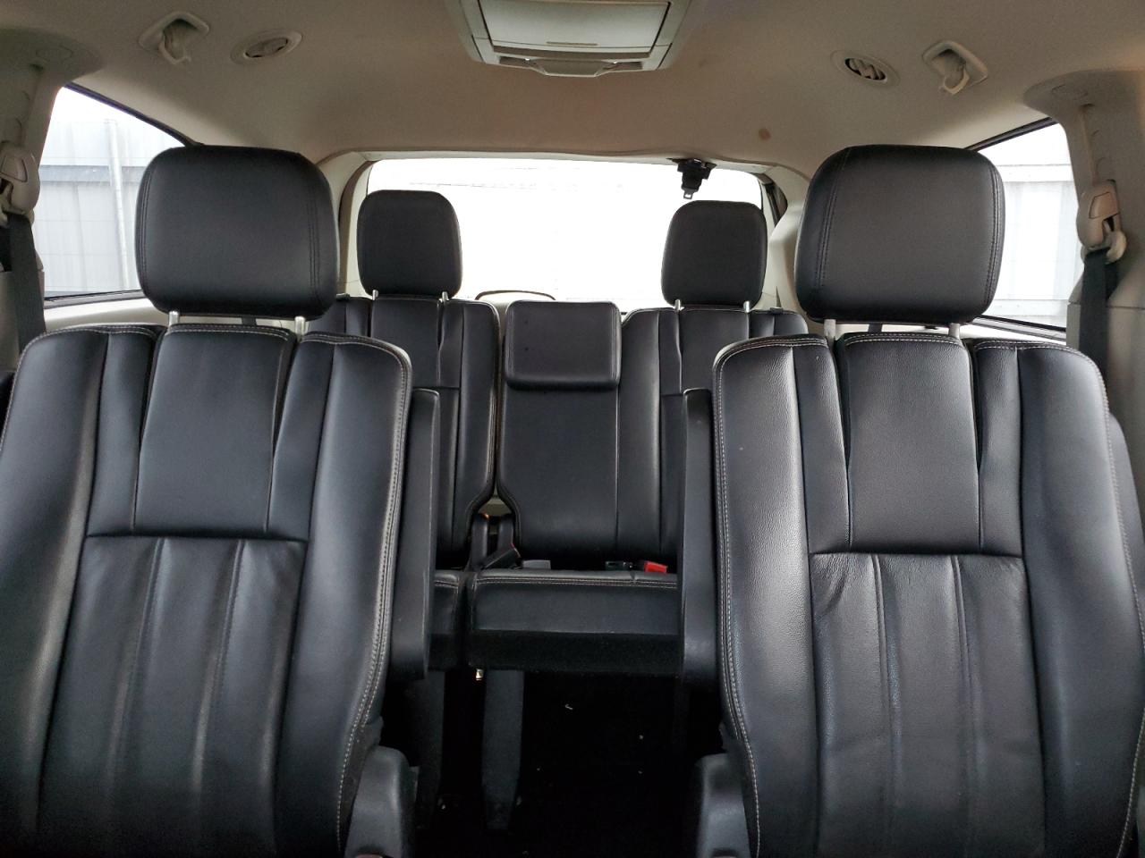 2013 Chrysler Town & Country - Image 10