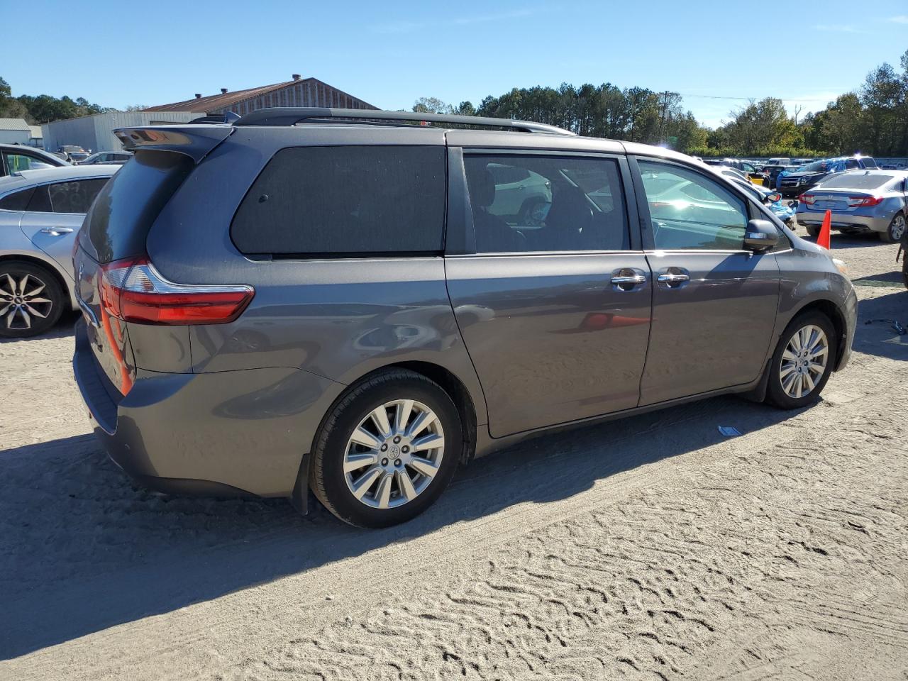 2017 Toyota Sienna - Image 3