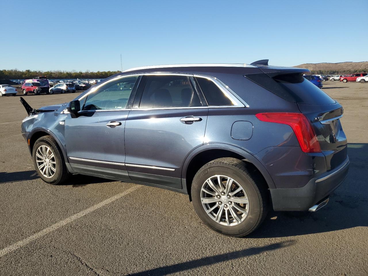 VIN 1GYKNCRS7JZ141042 2018 CADILLAC XT5 no.2