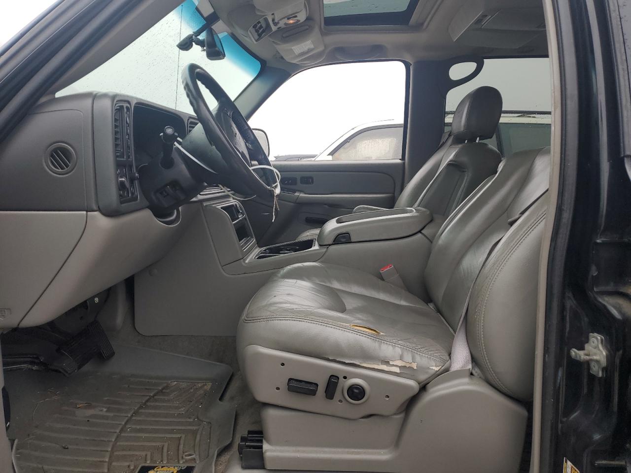 2004 Chevrolet Suburban - Image 7