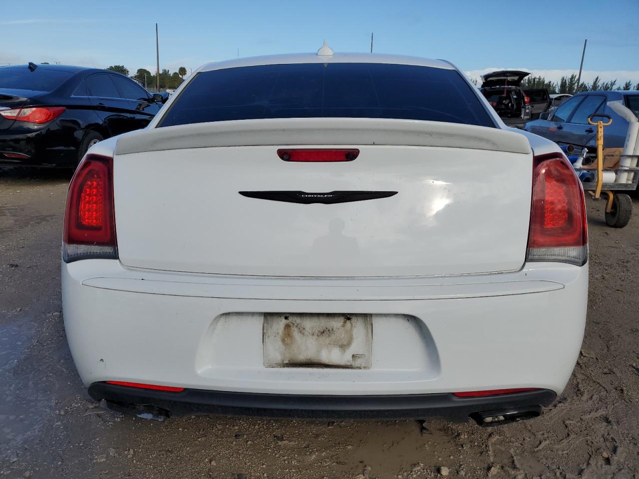 VIN 2C3CCABT6GH117917 2016 CHRYSLER 300 no.6