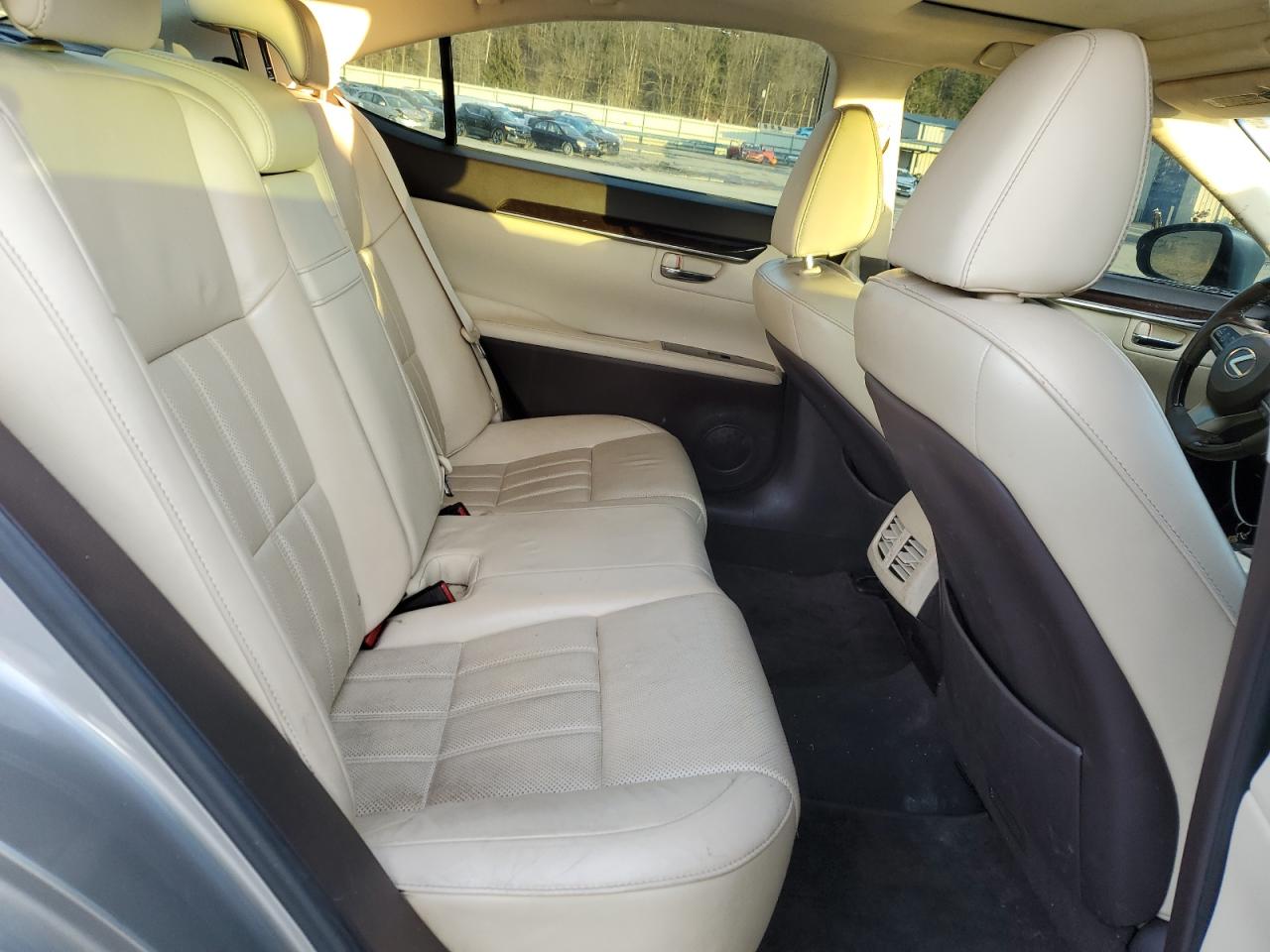 2016 Lexus ES - Image 10