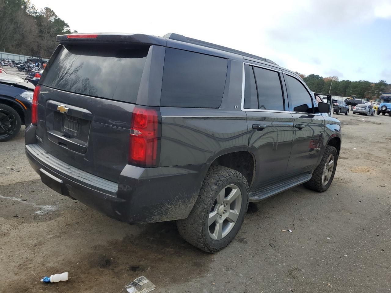 VIN 1GNSKBKC5JR173717 2018 CHEVROLET TAHOE no.3