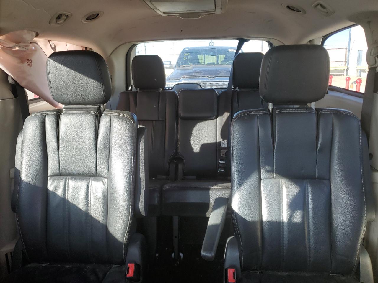 2014 Chrysler Town & Country - Image 10