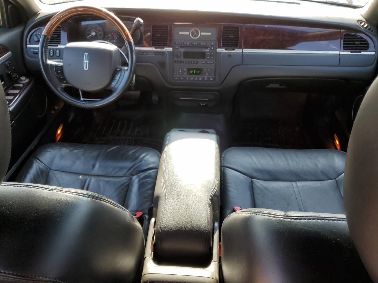 2011 Lincoln Town Car Signature Limited VIN: 2LNBL8CV8BX764197 Lot: 85336504