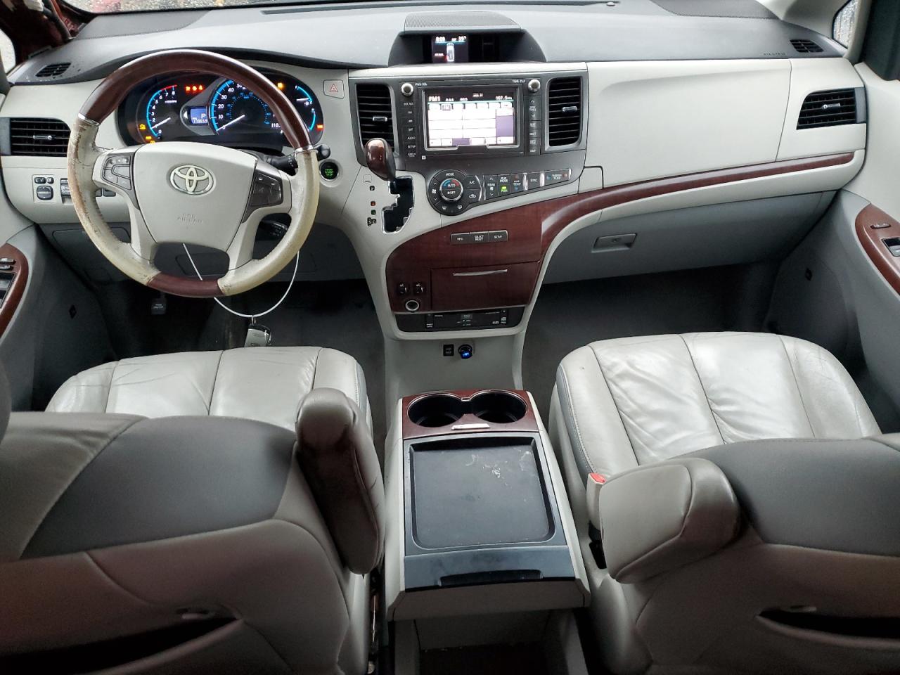 2011 Toyota Sienna - Image 8
