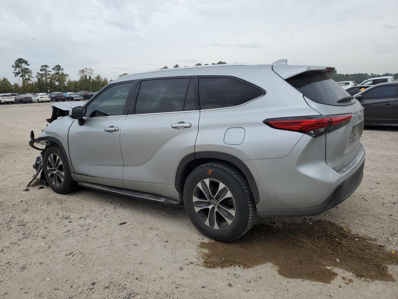 2021 Toyota Highlander - Image 2