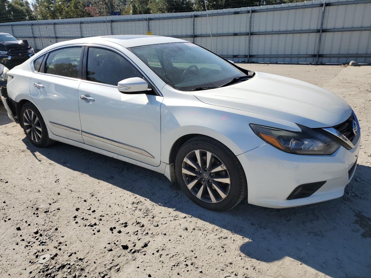 2017 Nissan Altima - Image 4