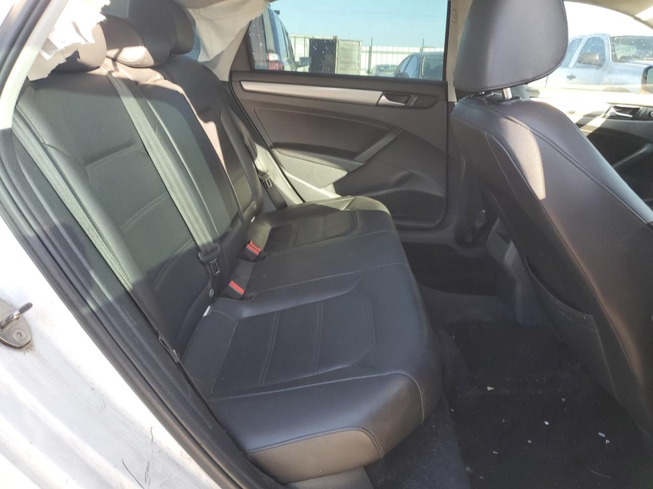 2014 Volkswagen Passat - Image 10