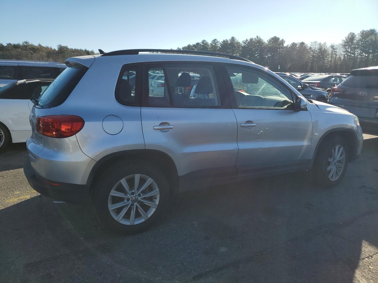 2018 Volkswagen Tiguan - Image 3