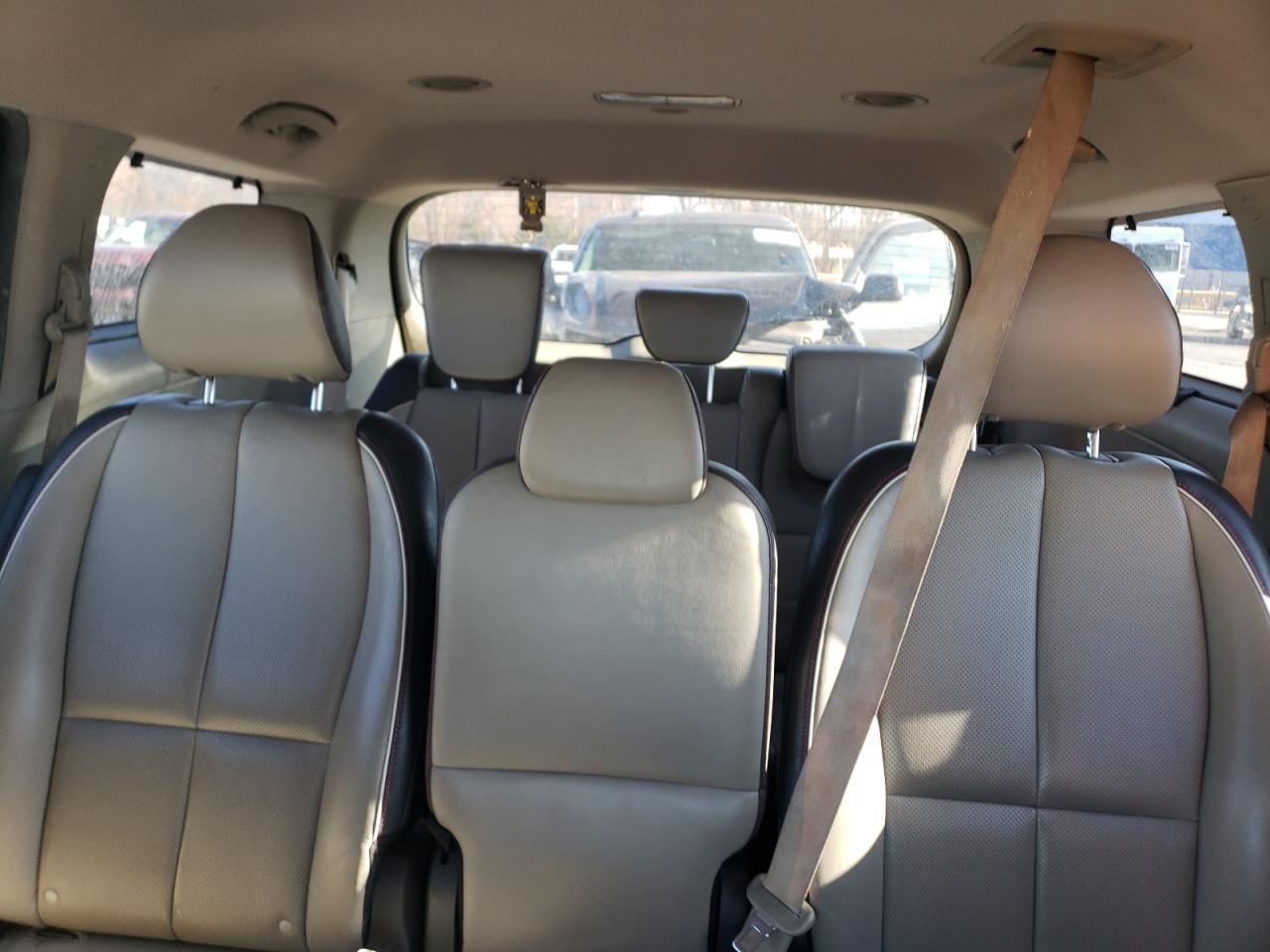 2016 Kia Sedona - Image 10