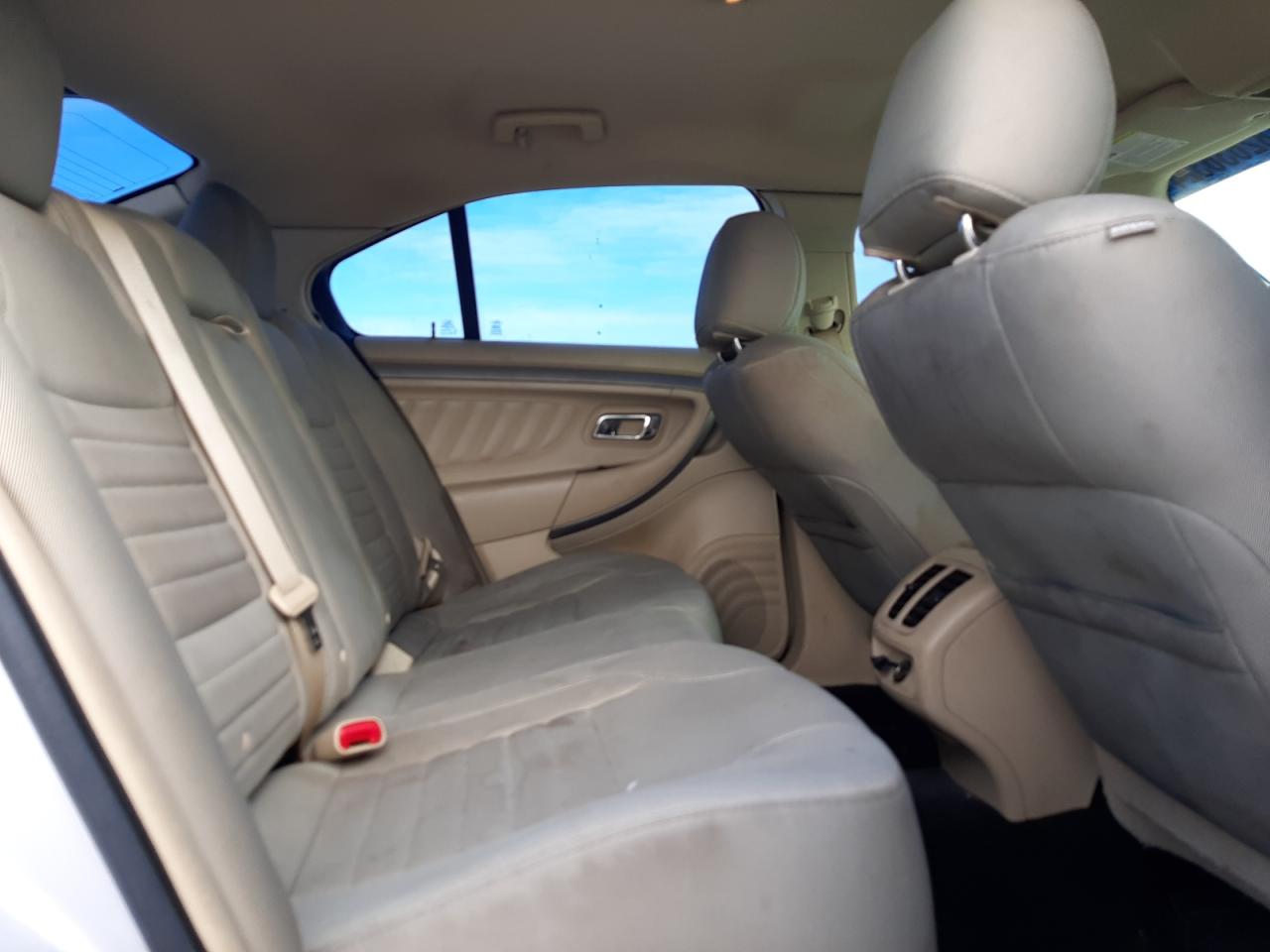 2015 Ford Taurus - Image 10