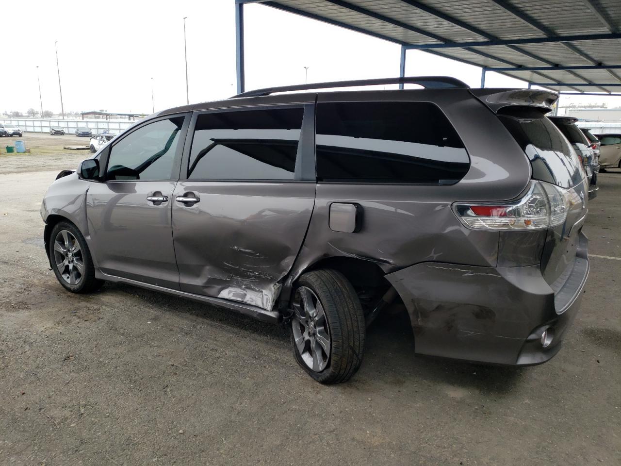 VIN 5TDXK3DC4GS757523 2016 TOYOTA SIENNA no.2