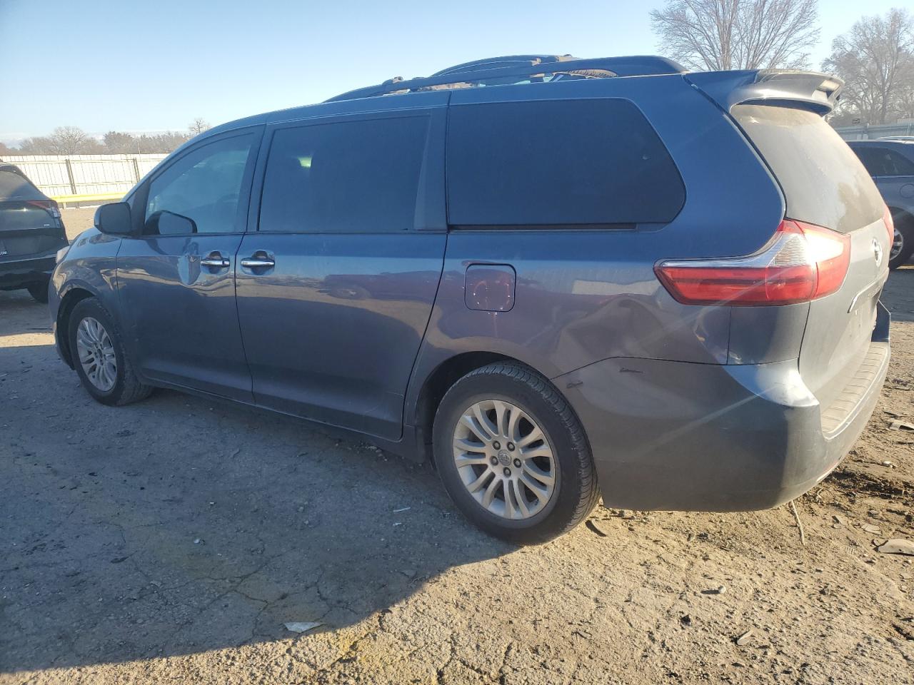 2015 Toyota Sienna - Image 2