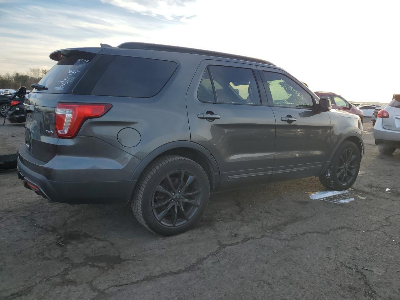 VIN 1FM5K8D83HGC88268 2017 FORD EXPLORER no.3