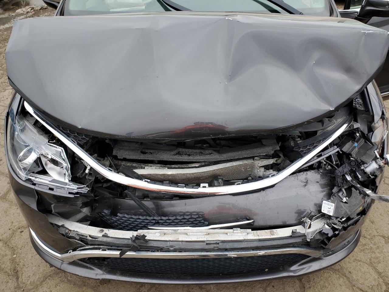 2019 Chrysler Pacifica - Image 14