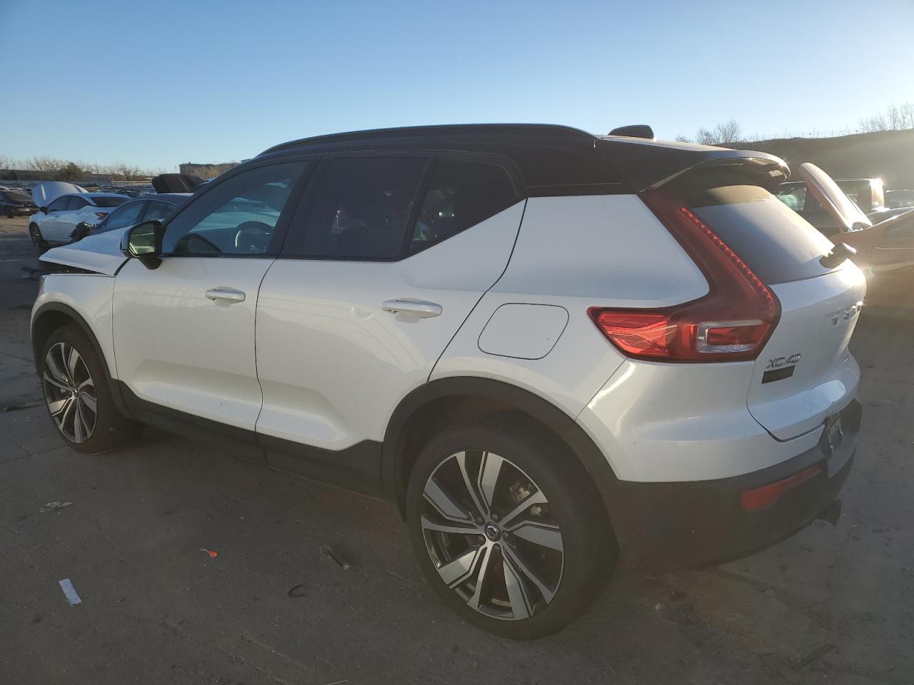 2022 Volvo XC40 - Image 2